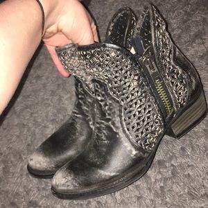 Circle G booties black distressed leather